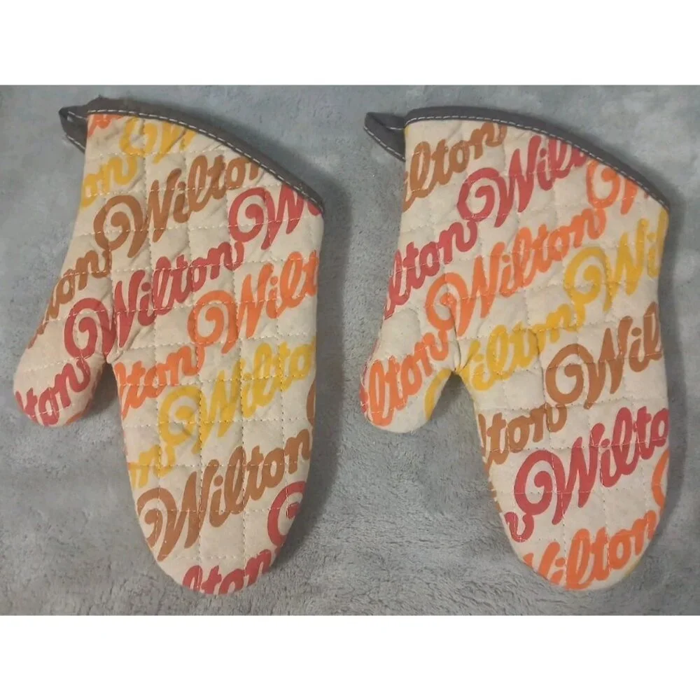 2 Vtg Wilton Oven Mitts Pot‎ Holders Hot Pads Quilted Insulated Logo Retro READ